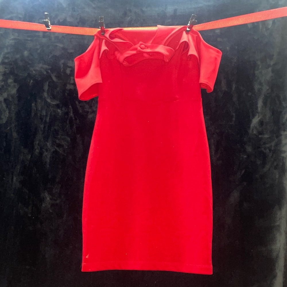 Elegant Red Off-Shoulder Dress - Picture 2 of 10